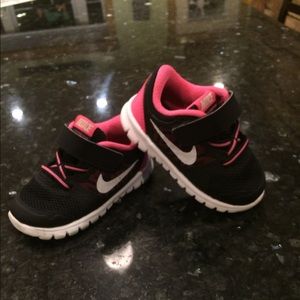 Toddler girl Nike free run size 5